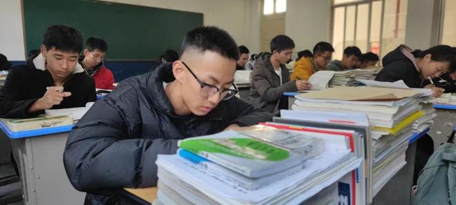 烧饼“骑打”校长看到烧饼尺寸后你惹他干啥j9九游真人游戏第一平台网传男生为4个(图4)