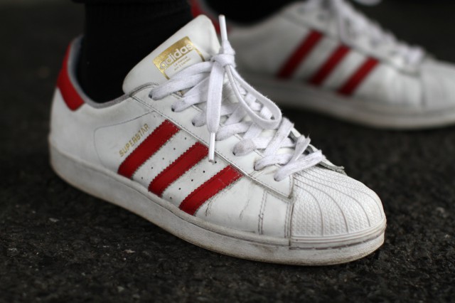 色的鞋子好搭配衣服百搭鞋子推荐j9九游真人游戏第一平台什么颜(图1)