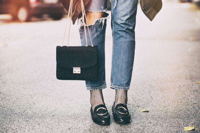 色的鞋子好搭配衣服百搭鞋子推荐j9九游真人游戏第一平台什么颜(图2)